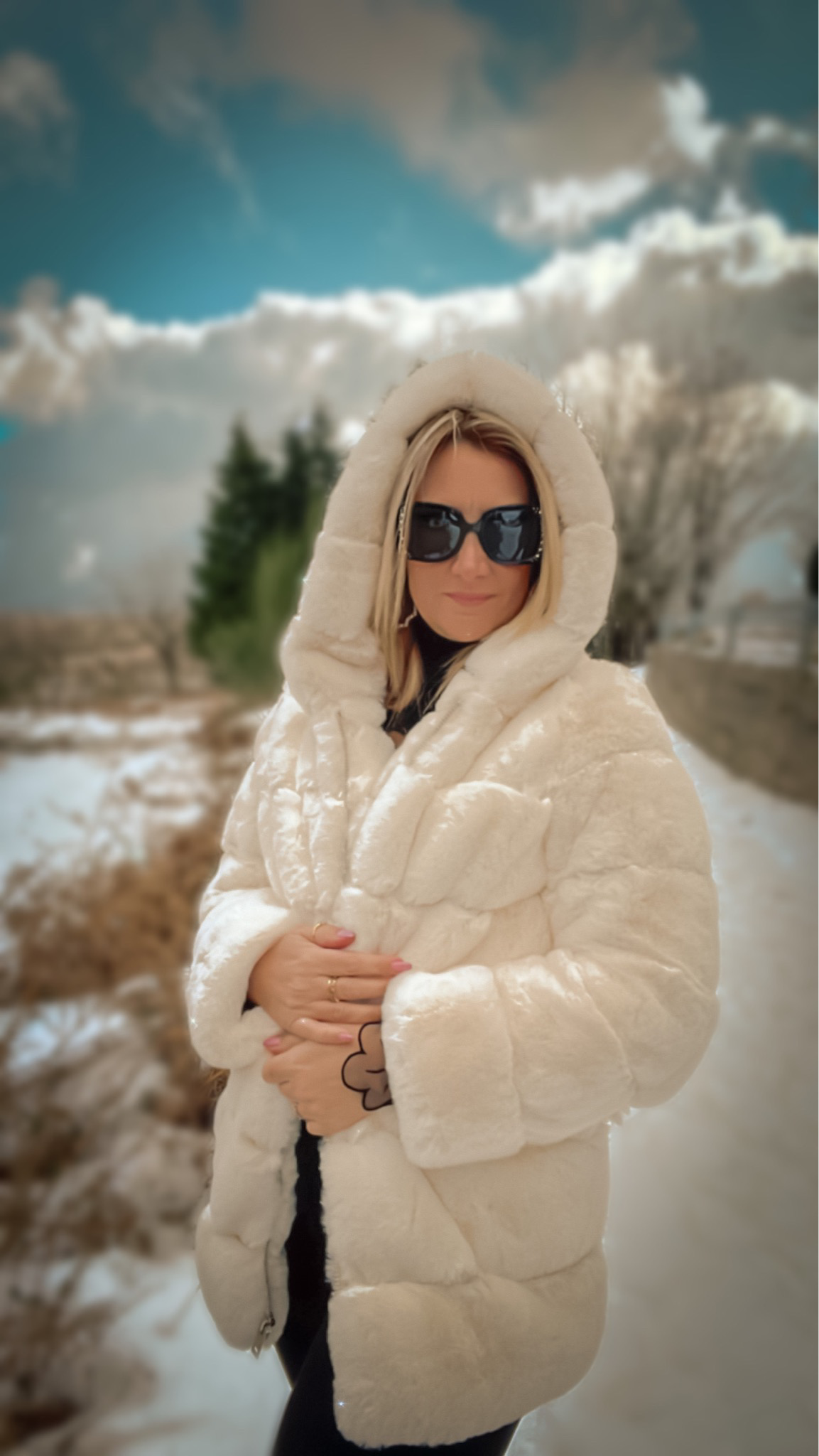 Pelliccia ecologica con cappuccio - Bianca