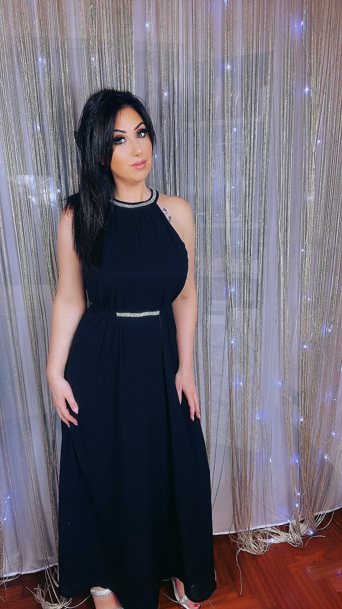 Abito lungo oversize nero con strass al collo – Party Collection