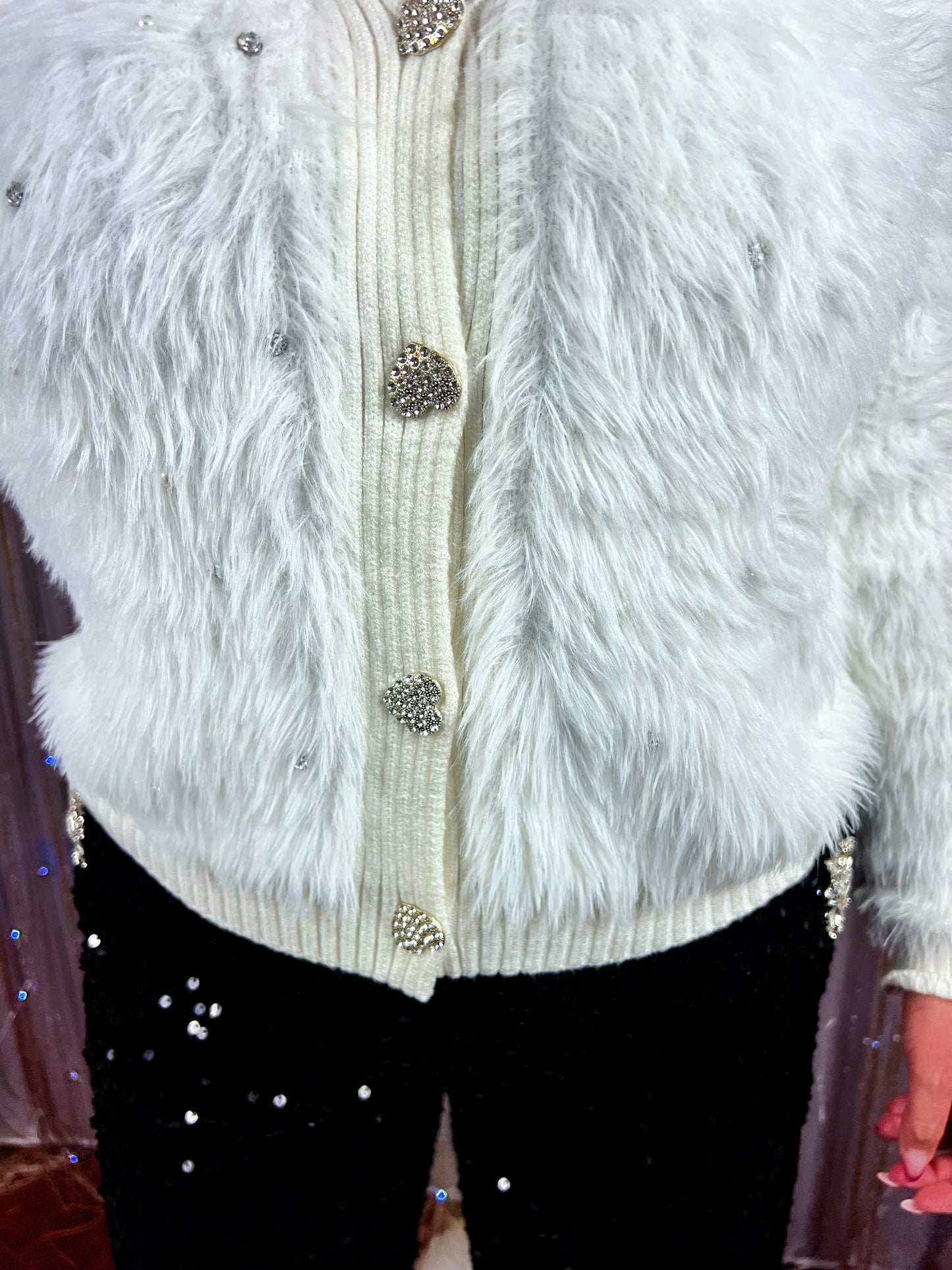 Cardigan in Morbida Ecopelliccia Bianca con Strass, Perle e bottoni gioiello – Bianco