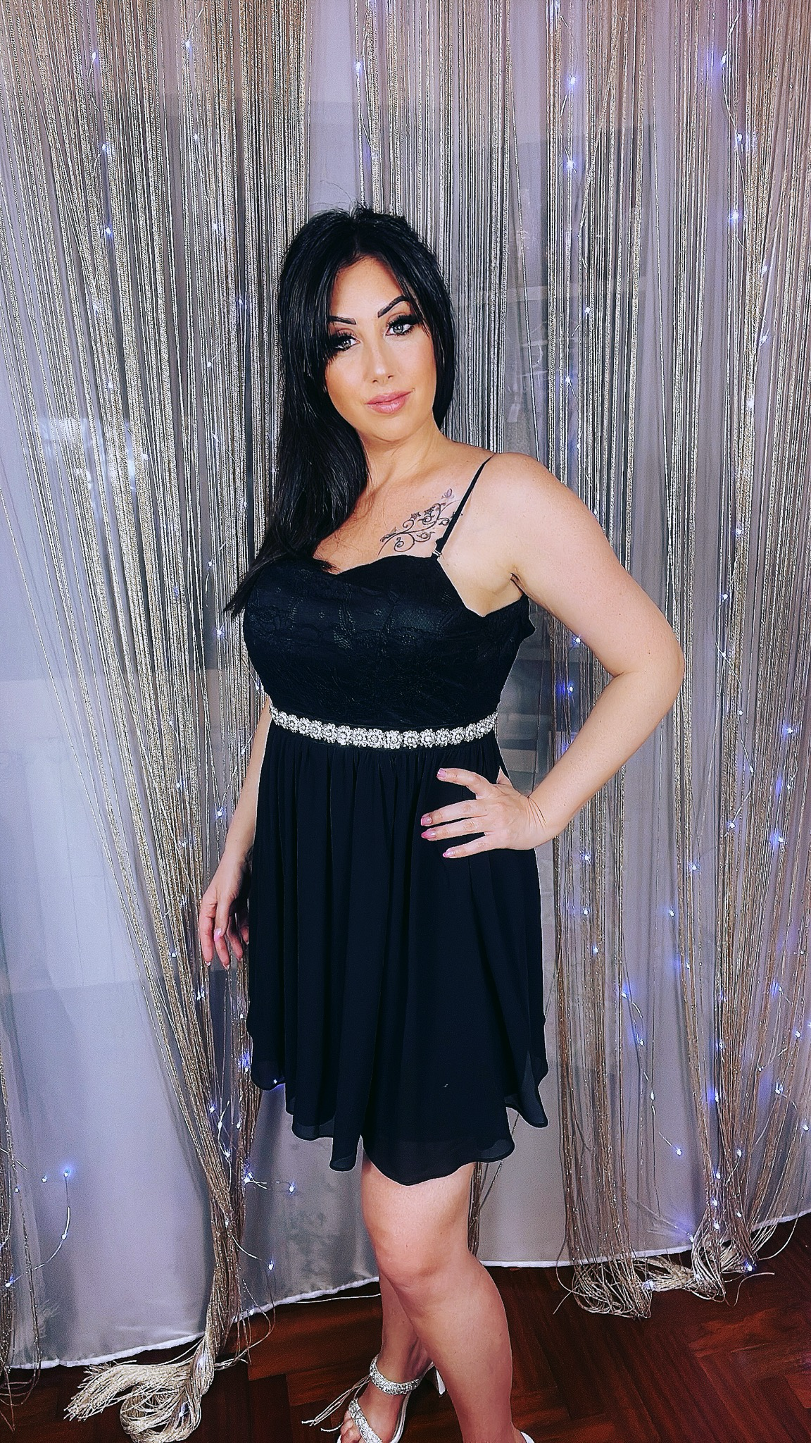 Abito party nero con decorazioni gioiello in vita – Party Trend