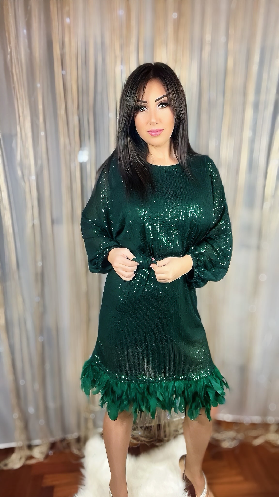 Abito svasato verde con paillettes e piume handmade – Party & Trend