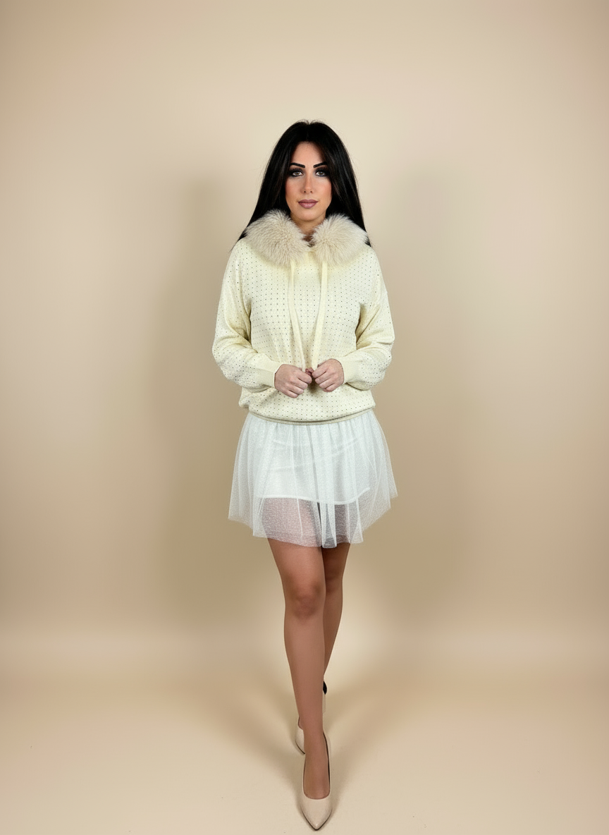 Pullover over strass con cappuccio in eco­pelliccia – Beige