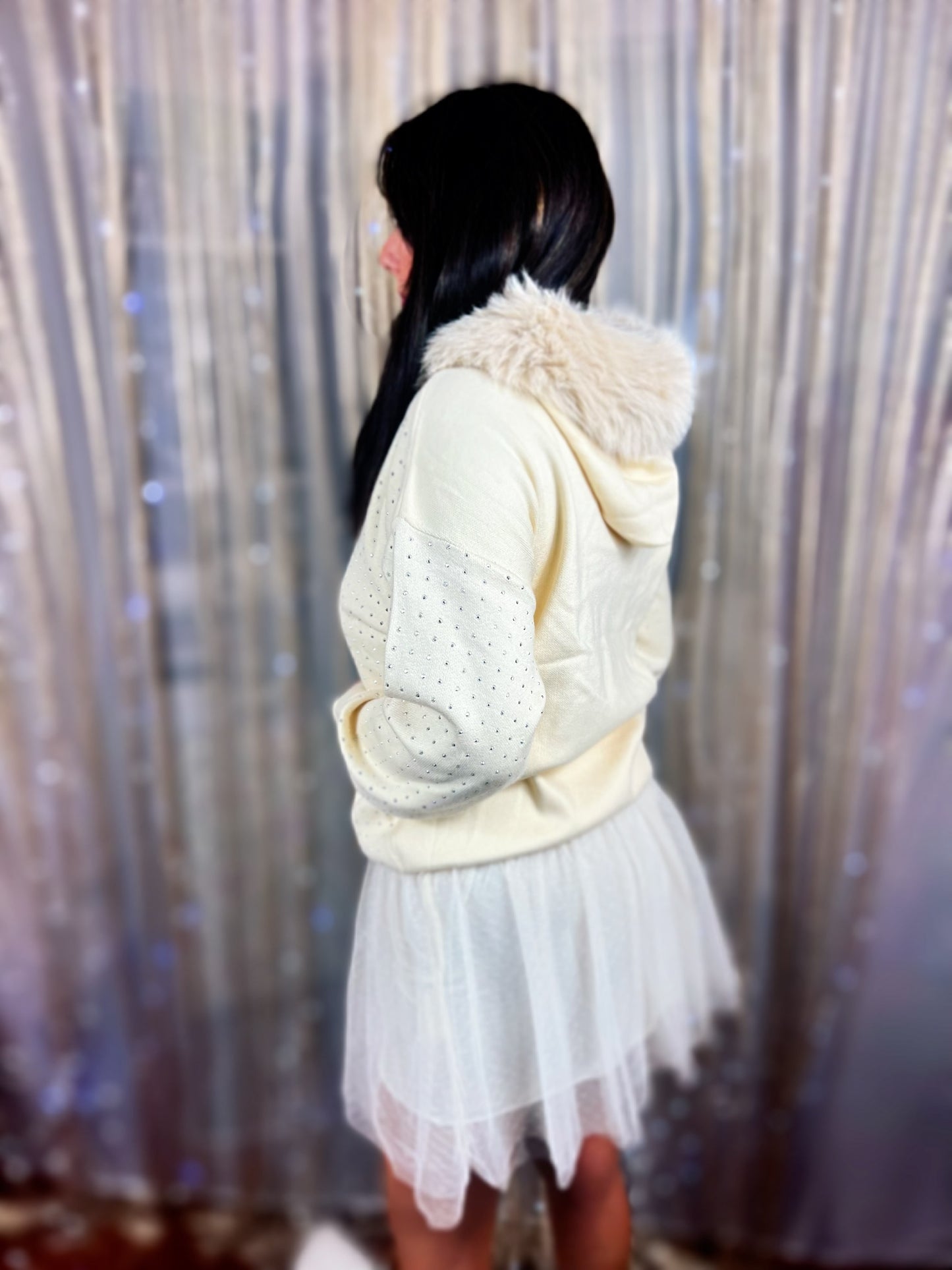 Oversized knitted sweatshirt with rhinestones and fur hood