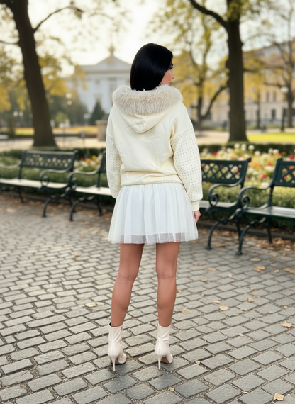 Pullover over strass con cappuccio in eco­pelliccia – Beige