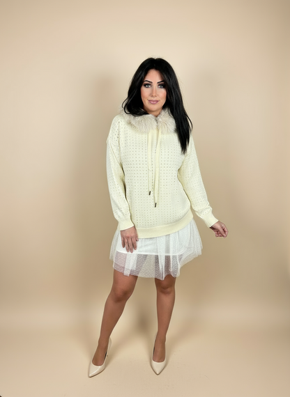 Pullover over strass con cappuccio in eco­pelliccia – Beige
