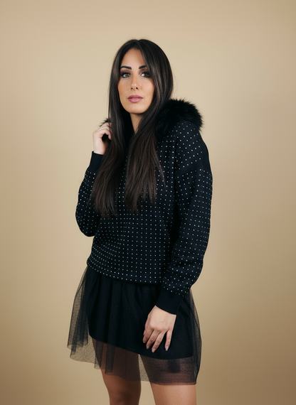 Pullover over strass con cappuccio in eco­pelliccia – Nero