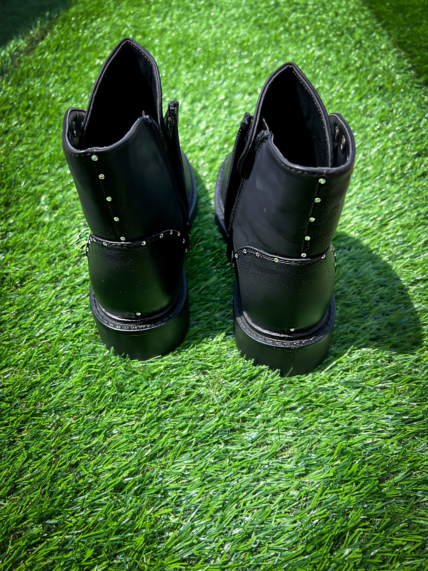 Padded boots with rhinestones also on the pearls Handmade