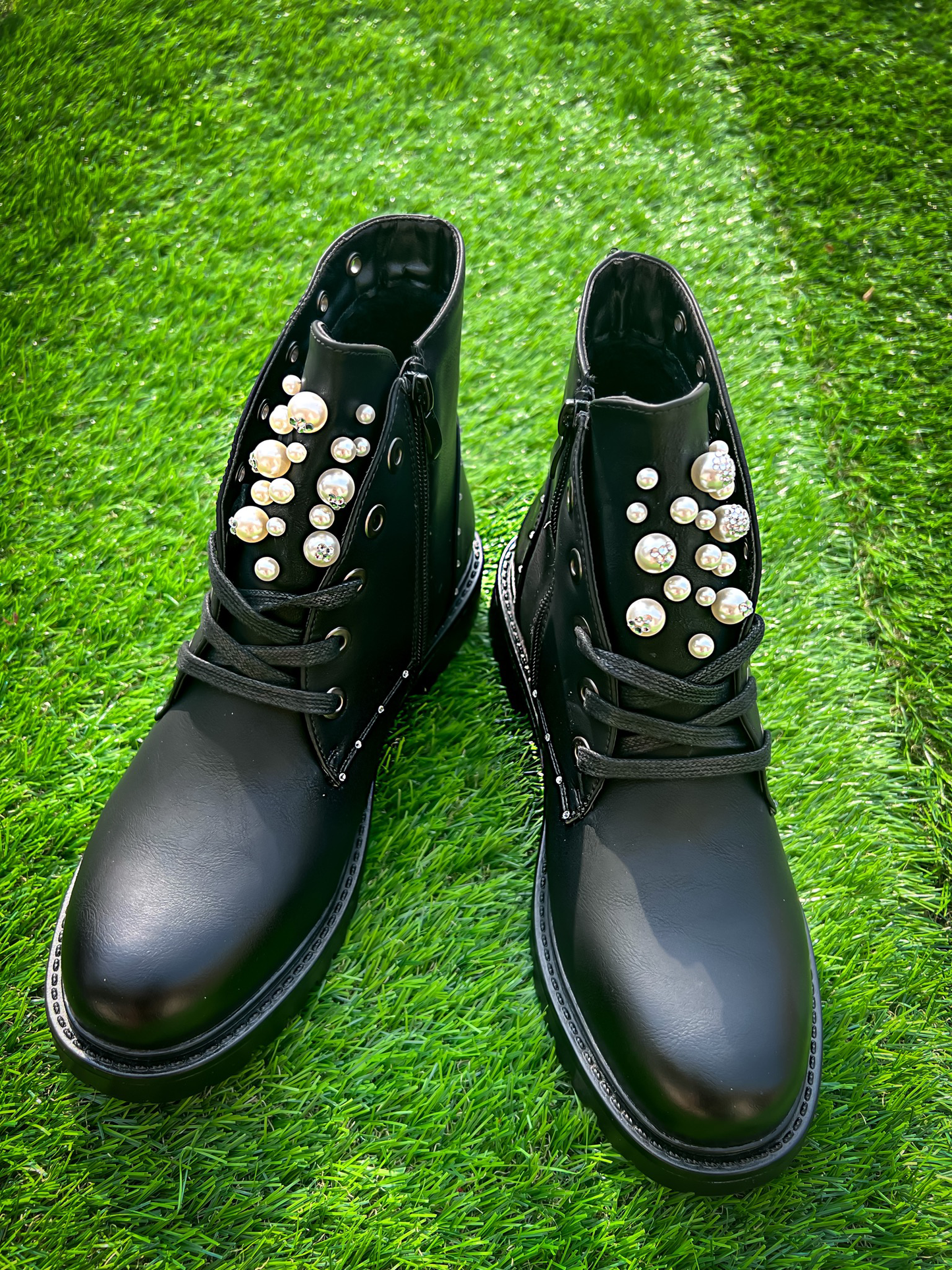 Padded boots with rhinestones also on the pearls Handmade