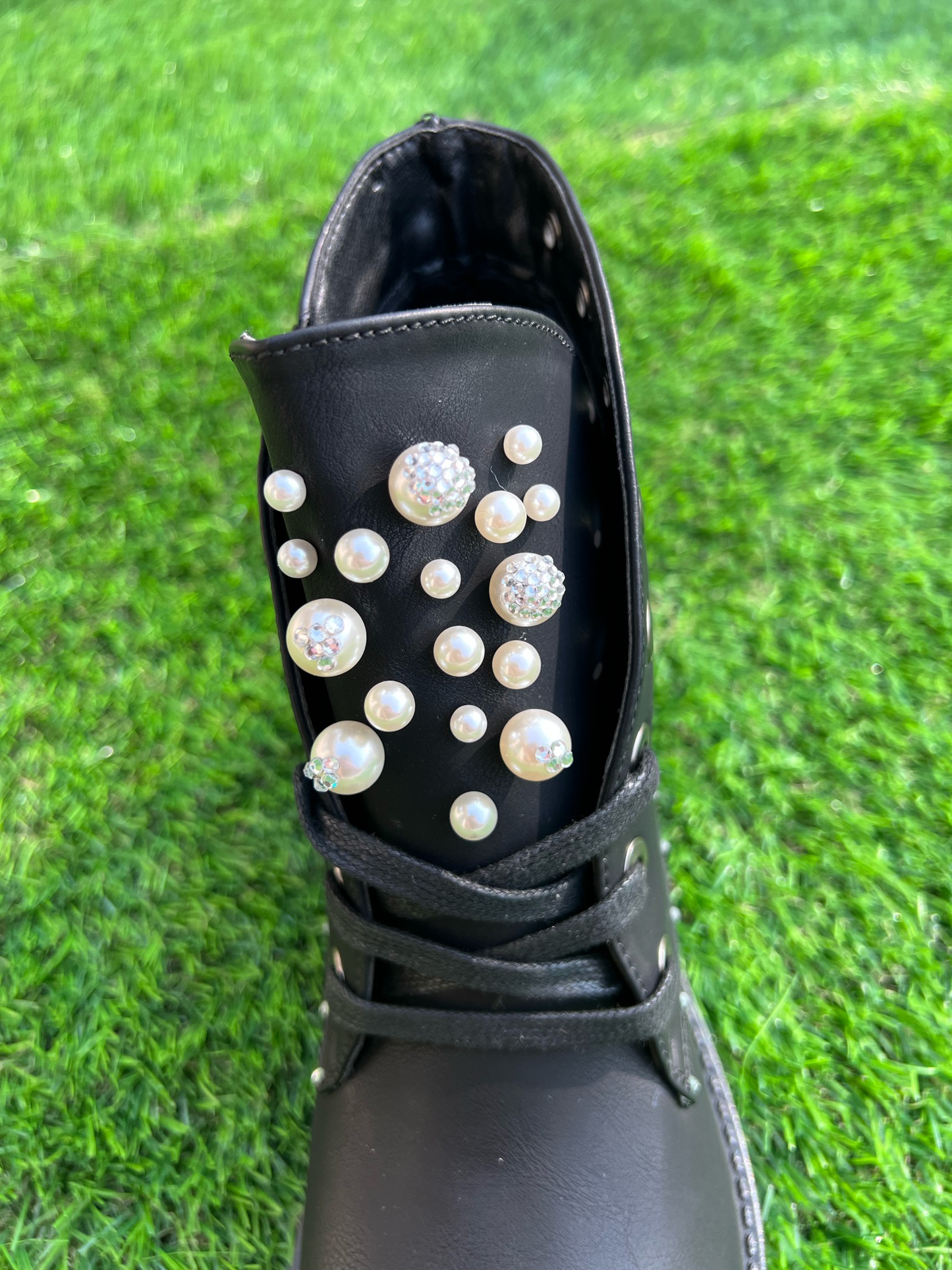 Padded boots with rhinestones also on the pearls Handmade