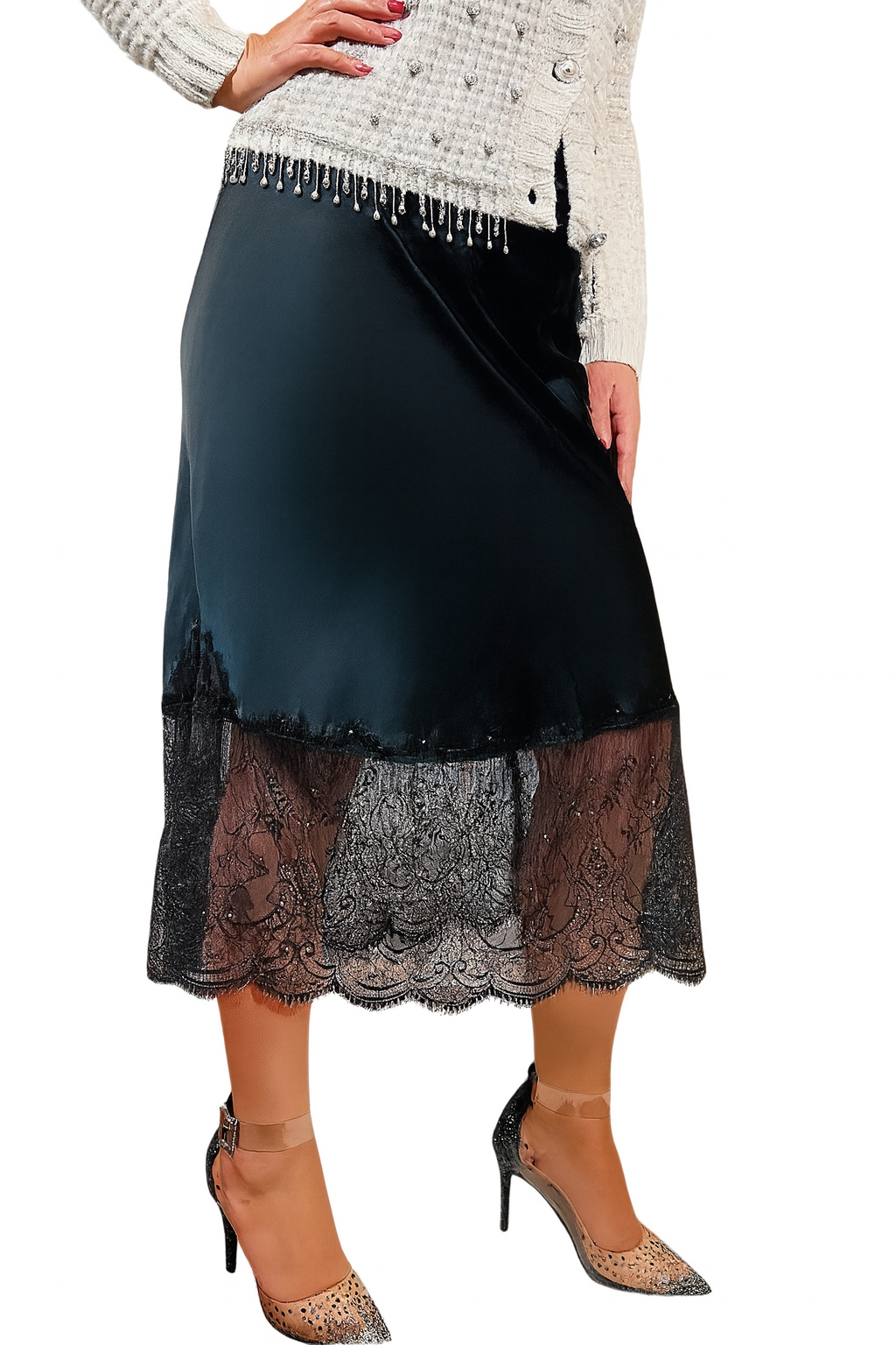 Gonna midi in raso con pizzo e cristalli applicati a mano ✨