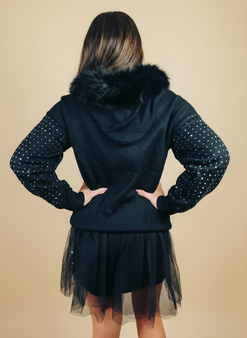 Pullover over strass con cappuccio in eco­pelliccia – Nero