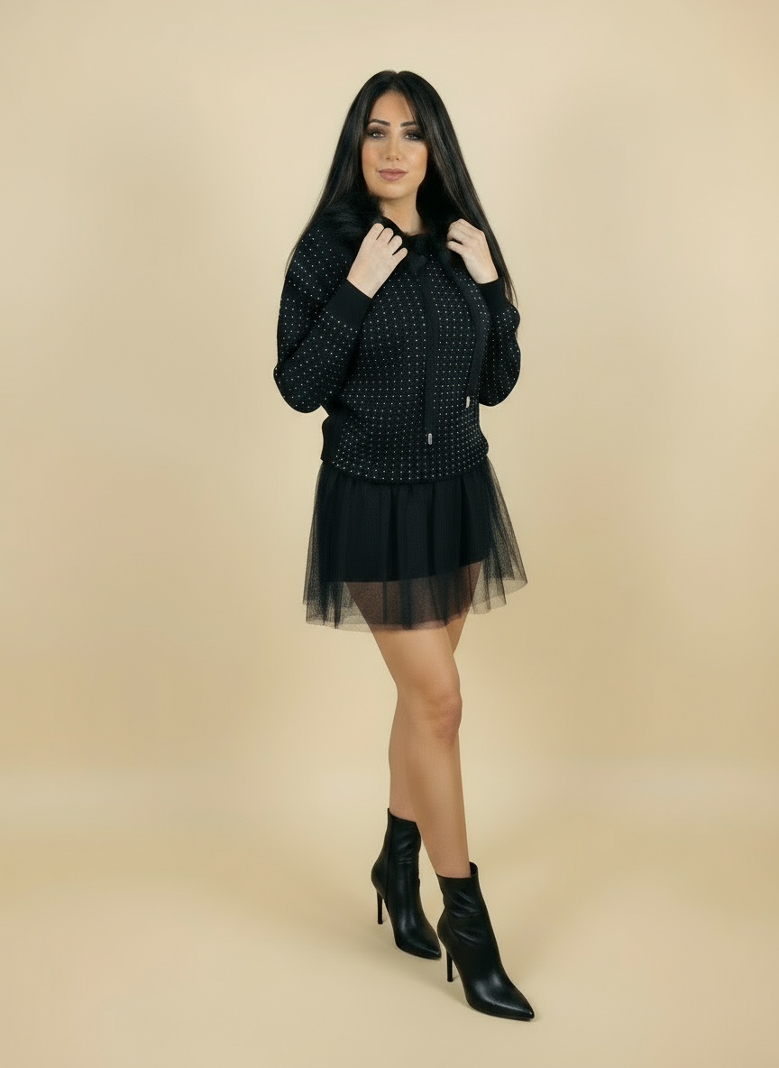 Pullover over strass con cappuccio in eco­pelliccia – Nero