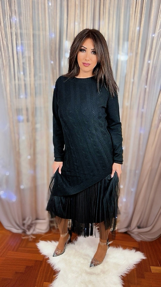 Complete set of sweater and pleated inner dress