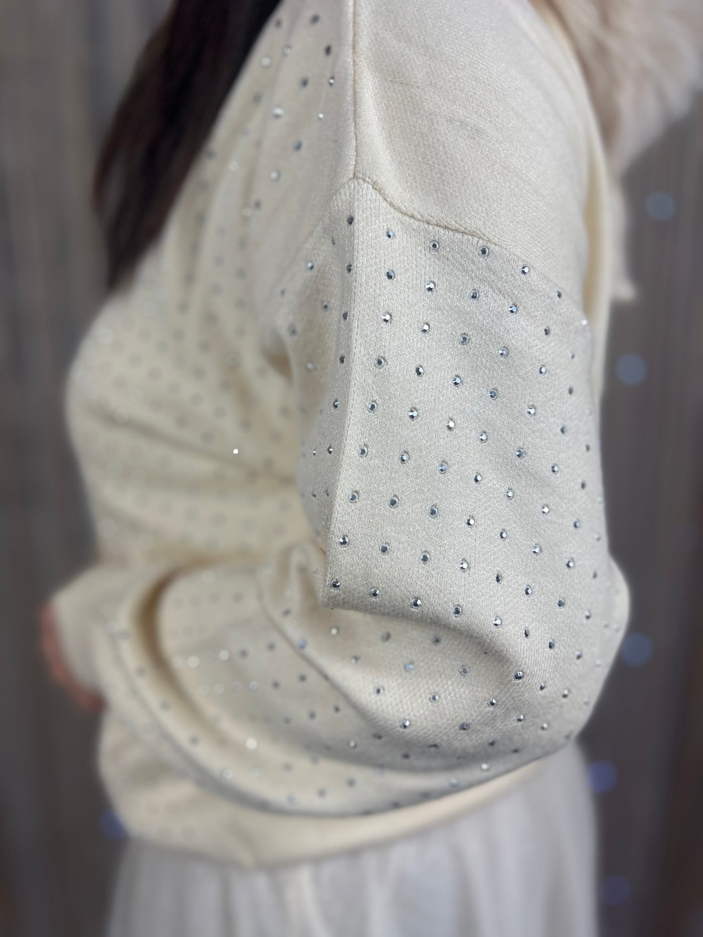 Oversized knitted sweatshirt with rhinestones and fur hood