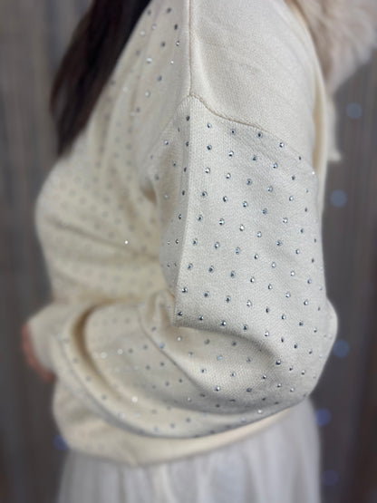 Oversized knitted sweatshirt with rhinestones and fur hood