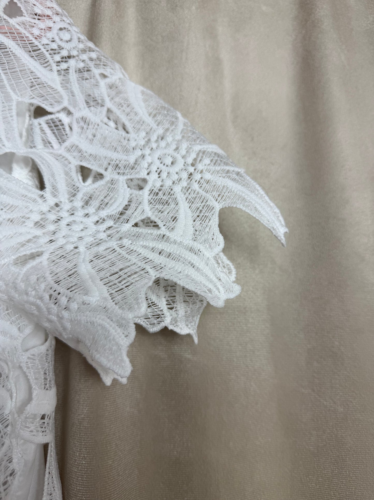 CHLOÉ — Completo Coordinato in Pizzo Floreale con Dettagli Stella 
– Bianco