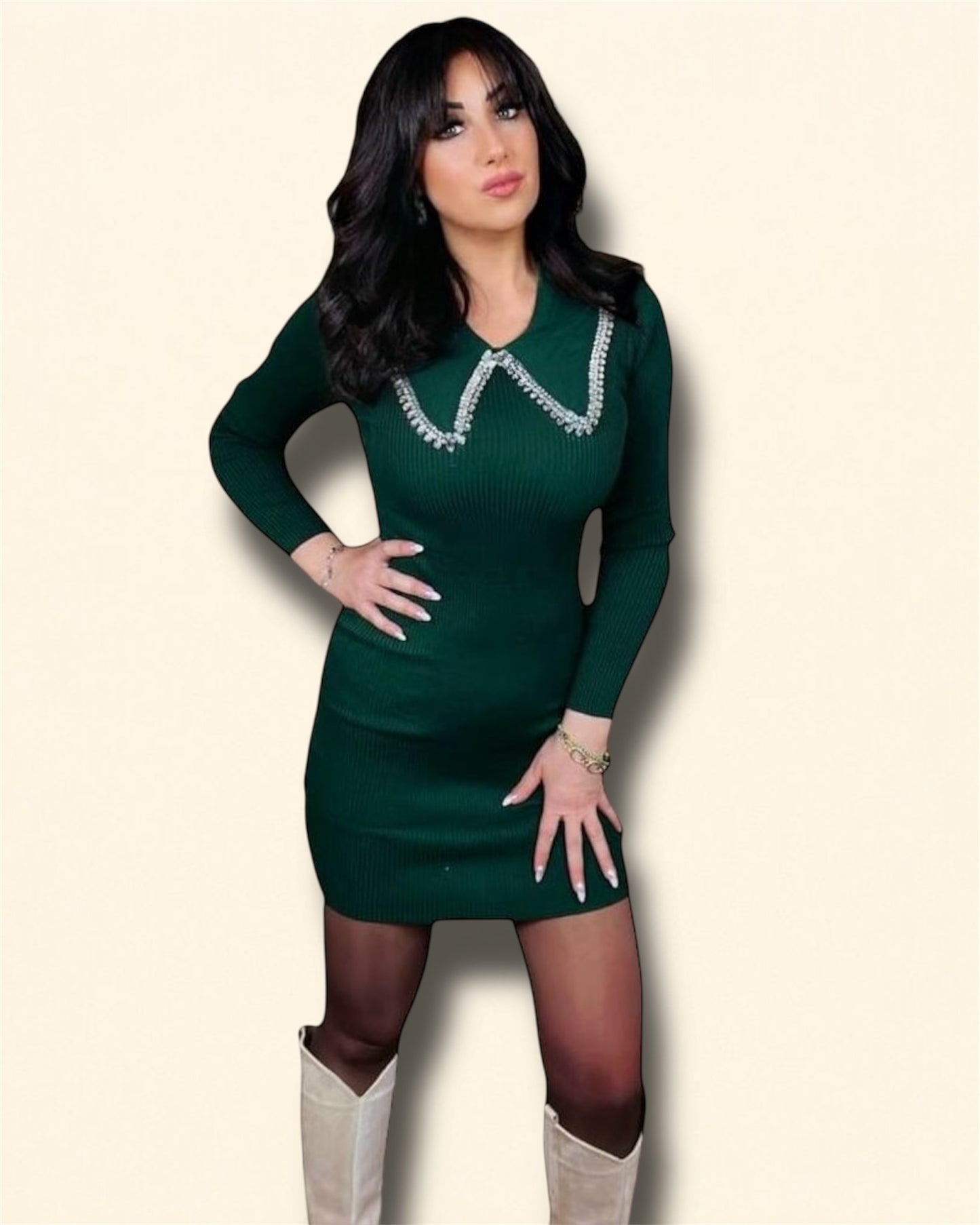 Abito corto in maglia verde smeraldo con colletto gioiello – Party & Trend